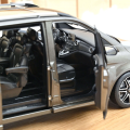 model-mercedes-benz-klasa-v-amg-line-szary