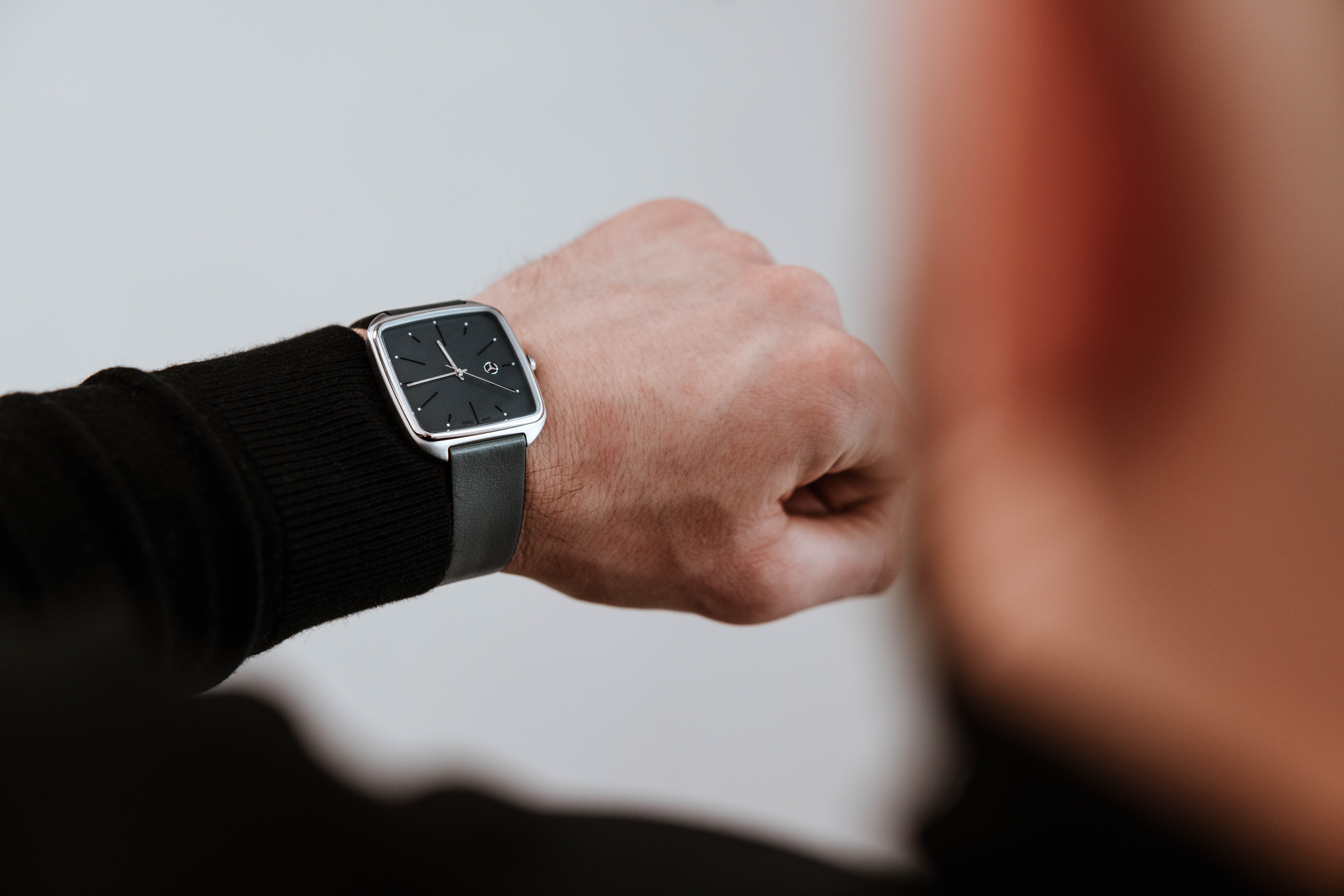 elegancki czarny zegarek mercedes-benz