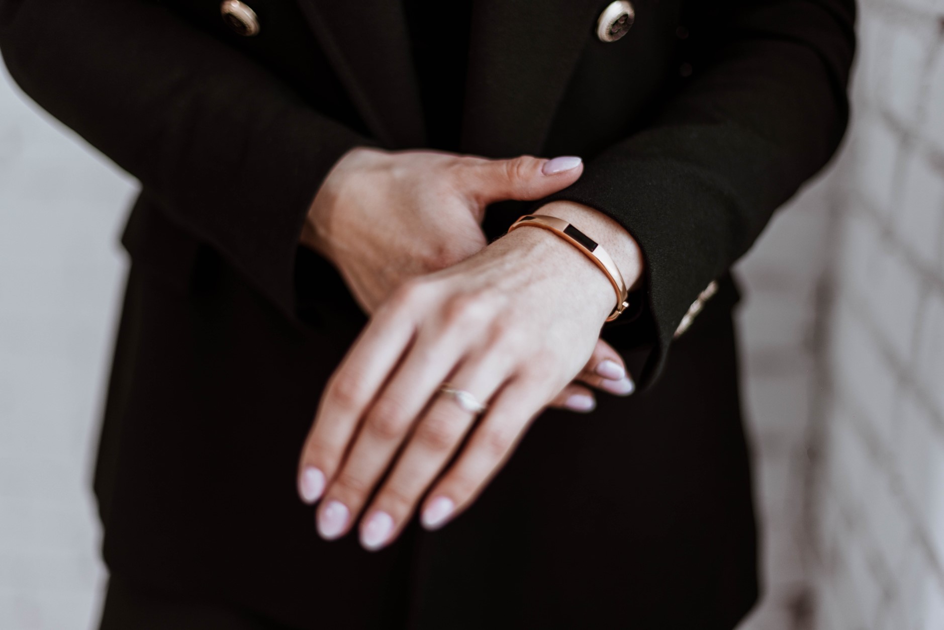 zlota bransoletka mercedes-benz na dloni