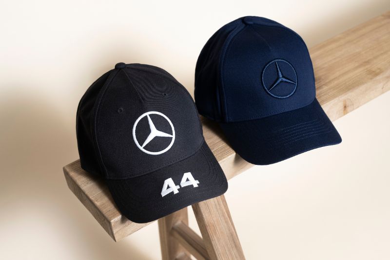 Zestaw czapek z daszkiem od Mercedes-Benz.