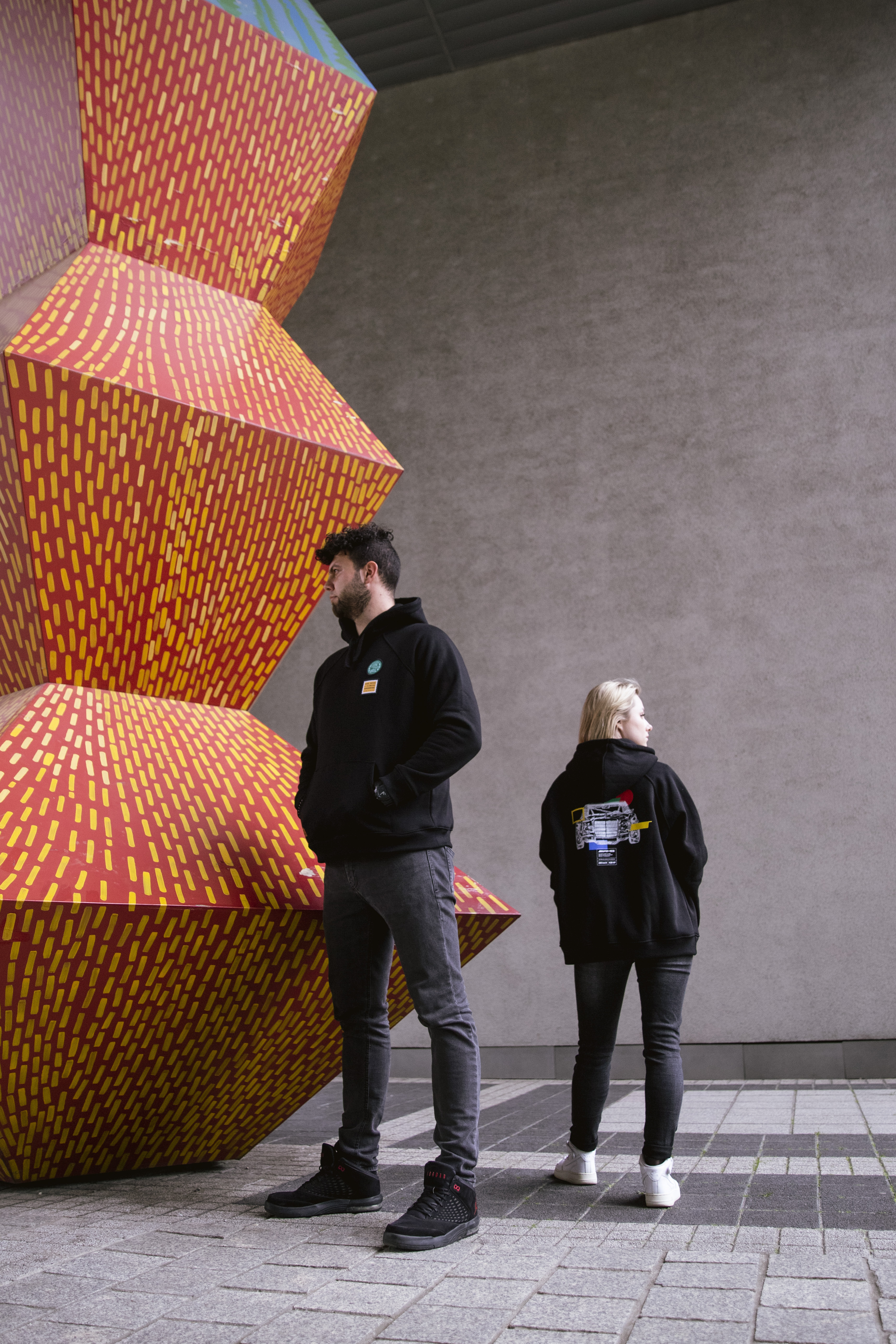 model i modelka w bluzie mercedes-amg sel 