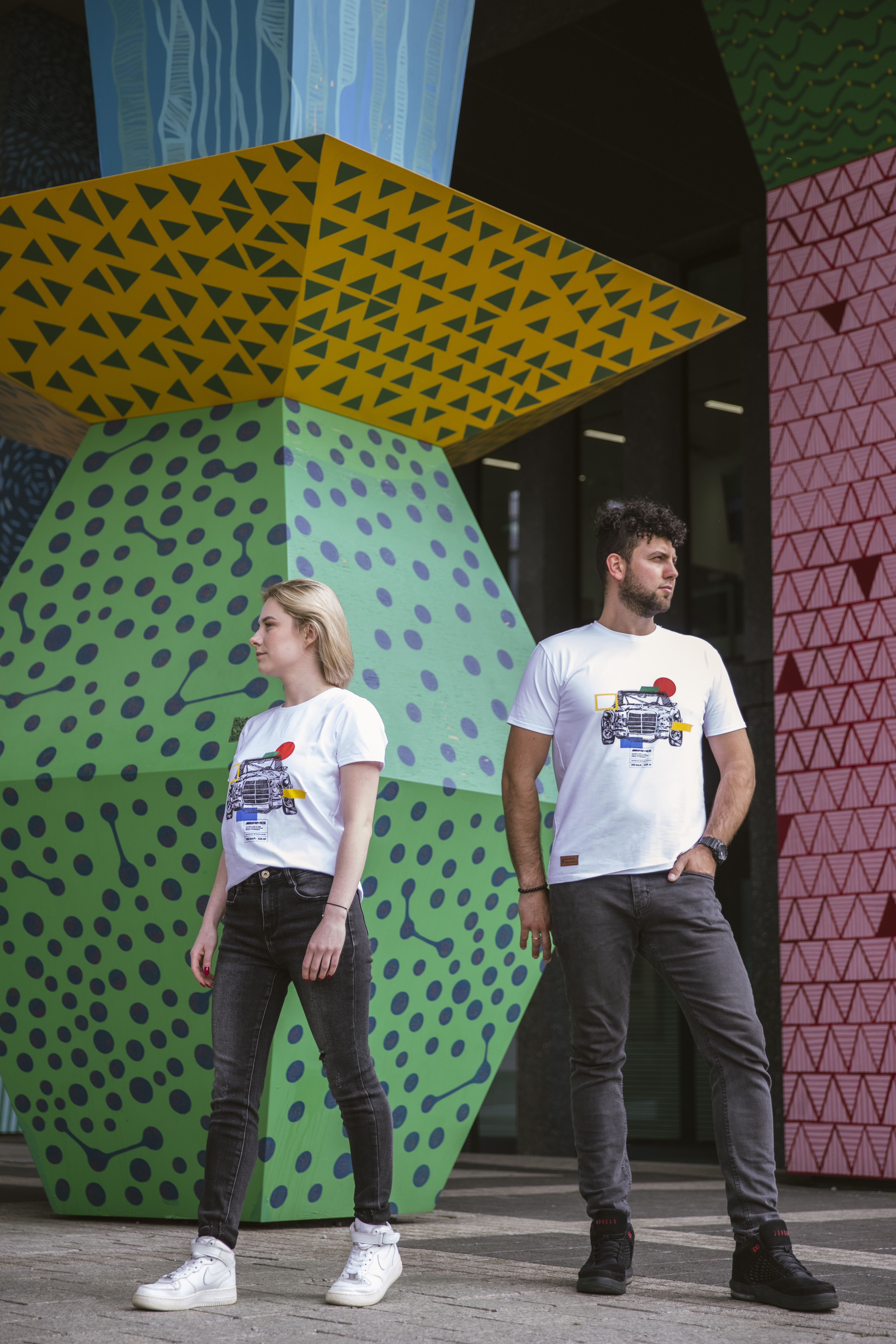 model i modelka w koszulkach mercedes-amg sel 